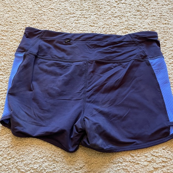 GAP fit running shorts women size 4 zipped pocket - Picture 2 of 4